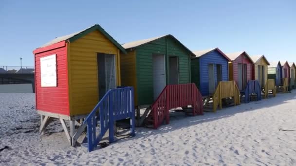 Kleurrijke Strandhutten Huizen Aan Het Muizenberg Strand Bij Kaapstad Zuid — Stockvideo