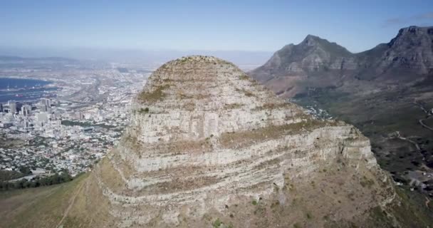 4K南アフリカのケープタウンにあるテーブルマウンテンとライオンズの頭部の空中ドローン映像 ケープタウンの壮大な空の景色 ライオンズヘッド — ストック動画
