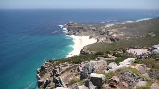 南非开普敦迪亚斯海滩的4K段录像 在开普敦半岛 岩石悬崖和绿松石用白色沙滩清洁水 具有特定动植物群的角自然保护区 — 图库视频影像