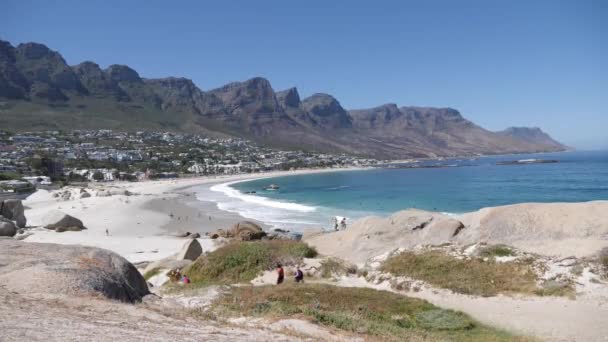 Filmbeelden Van Camps Bay Apostelen Tafelberg Kaapstad Zuid Afrika Spectaculair — Stockvideo
