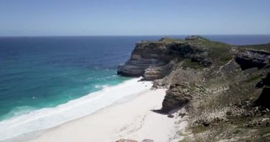Diaz Sahili, Cape Town, Güney Afrika 'nın 4K hava aracı görüntüleri. Rocky Cliffs ve Turkuaz temiz su Cape Peninsula 'da beyaz kumlu plaj. Cape Point Doğa Koruma Alanı. Özel bir fauna ve bitki örtüsü var.