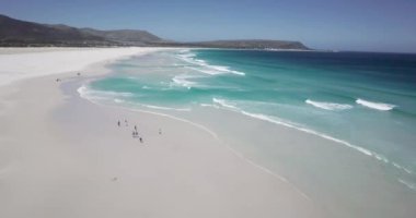 Noordhoek Long Beach 'in 4K hava aracı görüntüleri, Cape Town, Güney Afrika. Okyanus dalgalarının geniş görüşü. Turkuaz temiz su ve beyaz kumsal. Yüksek kalite 4k görüntü