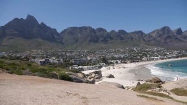Cape Town, Güney Afrika 'daki Kamp Koyu ve 12 havarinin 4K sinematik görüntüleri. Kamp Koyu 'nun muhteşem manzarası. On iki havari.