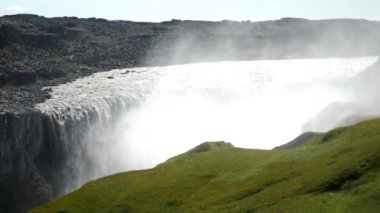 Dettifoss İzlanda 'nın en büyük şelalesi. Sis içinde Dettifoss şelalesinden su düşüyor. Düşen suyun hareketi. Suyun gücü. Yüksek kalite 4k görüntü.