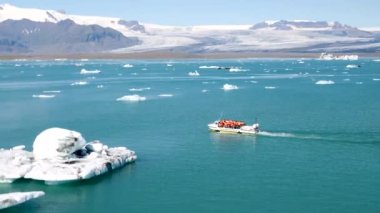 Jokulsarlon, İzlanda - 24 Nisan 23: Jokulsarlon buzul gölünde yüzen bir amfibi teknesinin görüntüleri. Artistik bir buz tabakasının manzarası. Eriyen buzullar. Küresel sıcaklık.