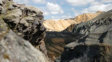 Landmannalaugar 'ın etrafındaki muhteşem dağlarla İzlanda manzarası. Yosun İzlanda 'daki lav tarlalarını kapladı. Yüksek kalite 4k görüntü