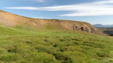 Krafla volkanı yakınlarındaki yeşil çimlerin 4K görüntüsü. Yüksek kaliteli görüntüler.