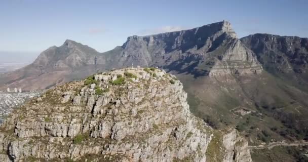 4K空中无人侦察机拍摄到南非开普敦的桌山狮子头像 开普敦壮观的空中景观 狮子头 — 图库视频影像