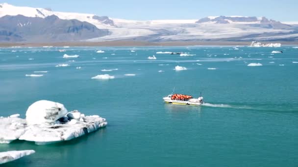 Jokulsarlon Ісландія Квітня Кадри Амфібійного Човна Плаває Серед Айсбергів Лагуні — стокове відео