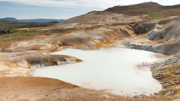 Namafjall Geothermal Area Unique Landscape Sulphuric Steaming Pools Mudpots Fumaroles — Vídeo de stock