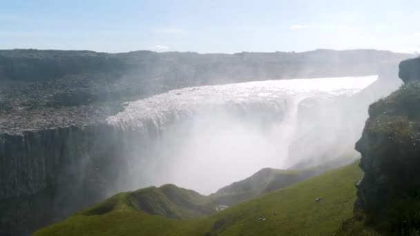 大瀑布冰岛最大的瀑布 从Dettifoss瀑布落下来的水在雾中飘落 落水的运动 水的力量 高质量的4K镜头 — 图库视频影像