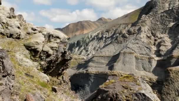 Ісландський Ландшафт Приголомшливими Горами Навколо Ландманналаугар Мосс Вкрив Лавові Поля — стокове відео