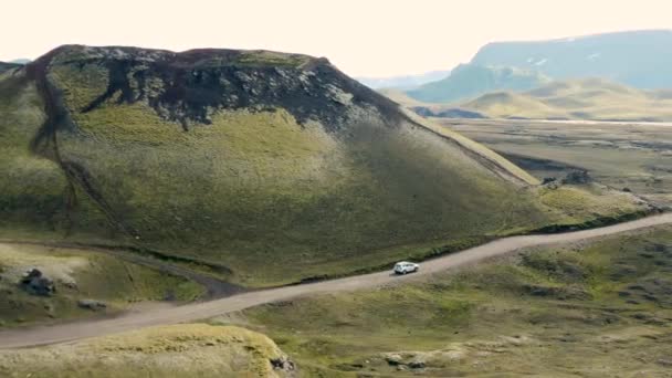 Óriási Jégautó Áthajt Gyönyörű Izlandi Természet Kavicsos Úton Landmannalaugar Izland — Stock videók