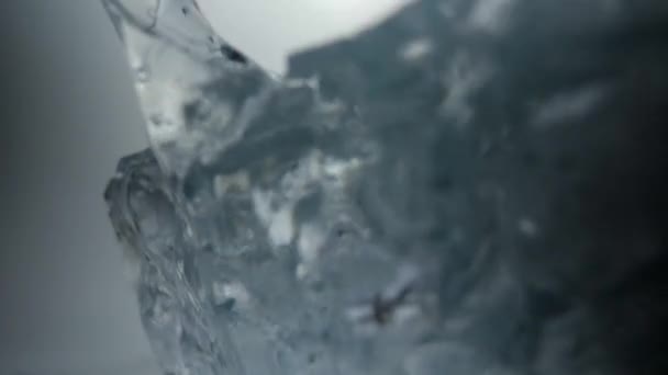 アイスランドのダイヤモンドビーチ 黒い火山ビーチの巨大な融解氷山のクローズアップ ダイヤモンドビーチの氷の塊 地球温暖化の概念 霧の晴れた天気 高品質4K映像 — ストック動画