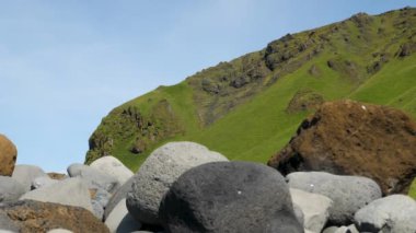 İzlanda, Vik yakınlarındaki Reynisfjara plajındaki kayalıklar ve kayalıklar.