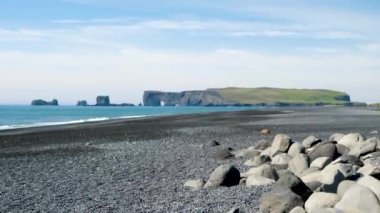 Dyrholaey. İzlanda, Vik yakınlarındaki Reynisfjara plajındaki kayalıklar ve kayalıklar.