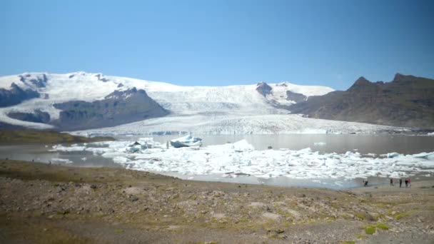 Ледниковое Озеро Большим Количеством Айсбергов Фьеллсарлоне Солнечный День Высококачественные Кадры — стоковое видео
