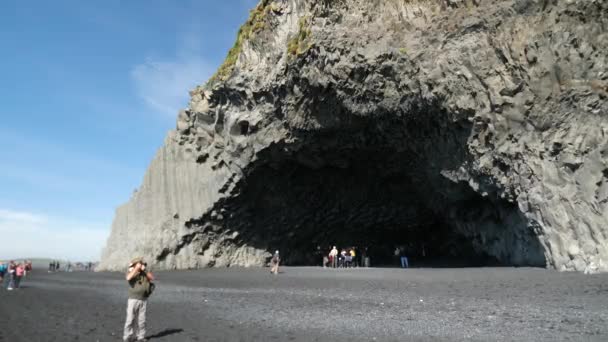 Vik Iceland Квітня Камені Скелі Пляжі Чорного Піску Reynisfjara Поблизу — стокове відео