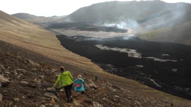 アイスランドのゲルドナディール 4月24日23時4K分アイスランドのレイキャヤネス県ゲルドナディールにあるファグラダファール活火山の冷たい溶岩の映像 冷たい溶岩の川丘を流れる — ストック動画