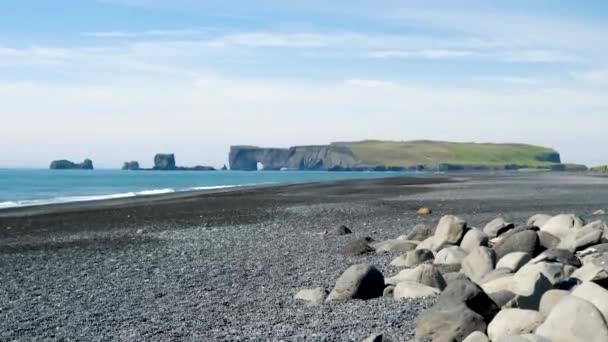 Dyrholaey Zlanda Vik Yakınlarındaki Reynisfjara Plajındaki Kayalıklar Kayalıklar — Stok video