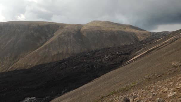 アイスランドのレイキャヤネス州ゲリンダディールで活動中の火山 ファグラダラスのコールド 溶岩の4K映像 冷たい溶岩の川丘を流れる — ストック動画