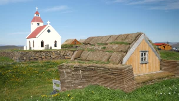 Igreja Islandesa Com Uma Casa Típica Pedra Coberta Com Gramíneas — Vídeo de Stock