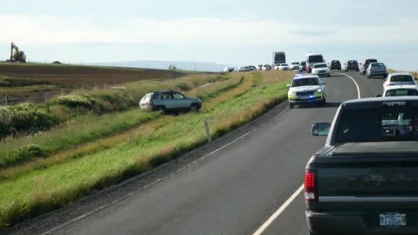 Polizisten Bei Der Ankunft Einem Autounfall Island Unfallwagen Neben Einer — Stockvideo