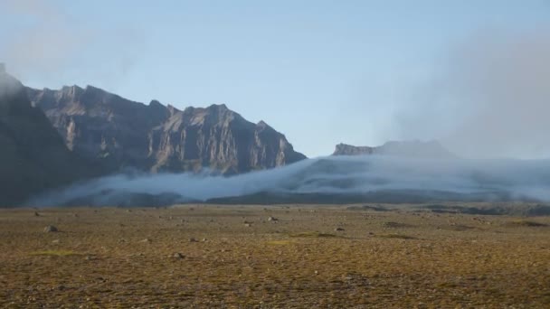 Conducir Coche Islandia Paisaje Brumoso Con Impresionantes Montañas Alrededor Islandia — Vídeos de Stock