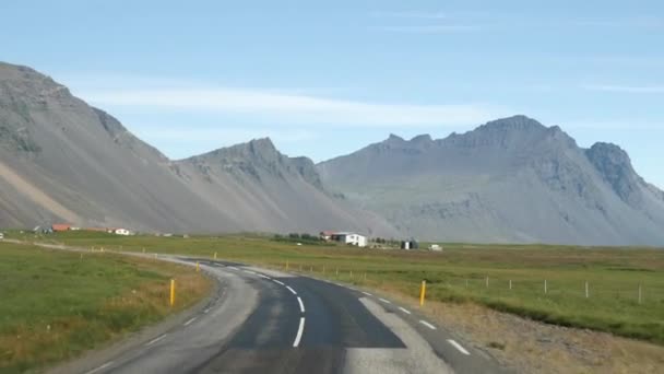 Conduzir Carro Islândia Islândia Paisagem Rodoviária Com Montanhas Deslumbrantes Redor — Vídeo de Stock
