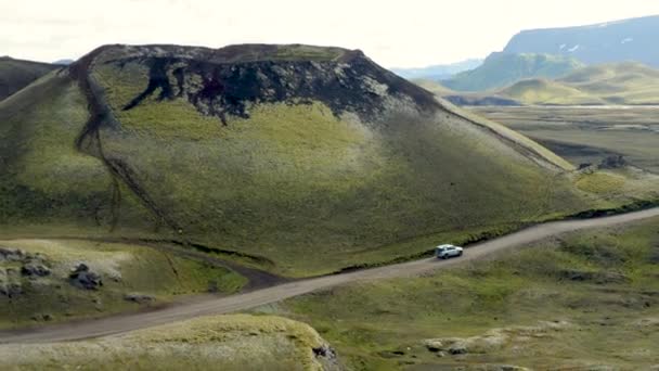 Τεράστια Icelandic Αυτοκίνητο Οδήγηση Μέσα Από Την Όμορφη Ισλανδική Φύση — Αρχείο Βίντεο