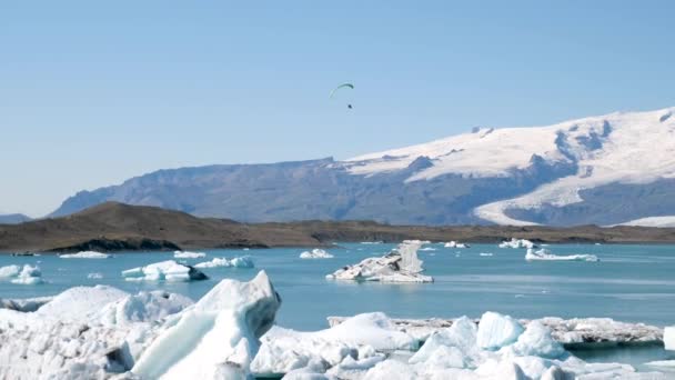 Ледниковый Лагуна Джоколсарлон Исландия Потрясающие Айсберги Плавающие Лагуне Мощный Сигнал — стоковое видео