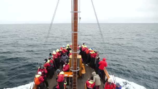 冰岛胡萨未克 4月24日23 4K的鲸鱼镜头观看胡萨未克周围的夏天 冰岛帆船上全是穿着红色夹克的人 高质量的4K镜头 — 图库视频影像