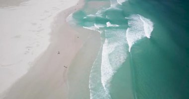Noordhoek Long Beach 'in 4K hava aracı görüntüleri, Cape Town, Güney Afrika. Okyanus dalgalarının geniş görüşü. Turkuaz temiz su ve beyaz kumsal. Yüksek kalite 4k görüntü