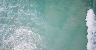 Noordhoek Long Beach 'in 4K hava aracı görüntüleri, Cape Town, Güney Afrika. Okyanus dalgalarının geniş görüşü. Turkuaz temiz su ve beyaz kumsal. Yüksek kalite 4k görüntü