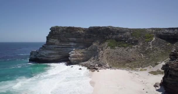 4K南アフリカ共和国ケープタウンのディアスビーチの空中ドローン映像 ケープ半島の白い砂浜がある岩の崖とターコイズブルーのきれいな水 特定の動物や植物と岬ポイント自然保護区 — ストック動画