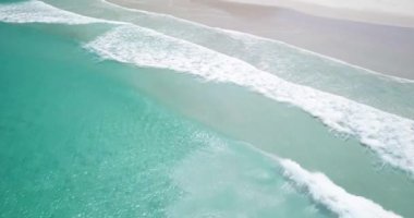 Noordhoek Long Beach 'in 4K hava aracı görüntüleri, Cape Town, Güney Afrika. Okyanus dalgalarının geniş görüşü. Turkuaz temiz su ve beyaz kumsal. Yüksek kalite 4k görüntü