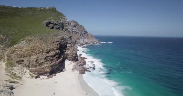 南非开普敦迪亚斯海滩的4K无人驾驶飞机镜头 在开普敦半岛 岩石悬崖和绿松石用白色沙滩清洁水 具有特定动植物群的角自然保护区 — 图库视频影像