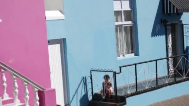 Cape Town, Güney Afrika - 24 Mayıs 23: Cape Town 'da renkli evler. Bo Kapp ya da Bo-Kaap 'taki renkli evler Cape Town' un bir bölgesi olan Bo Kaap bile. Yüksek kalite 4k görüntü