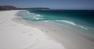 Noordhoek Long Beach 'in 4K hava aracı görüntüleri, Cape Town, Güney Afrika. Okyanus dalgalarının geniş görüşü. Turkuaz temiz su ve beyaz kumsal. Yüksek kalite 4k görüntü