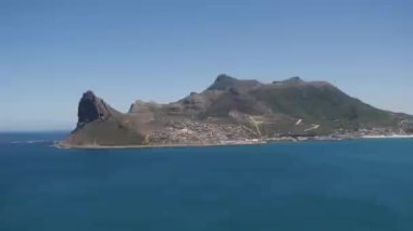 Cape Town, Güney Afrika 'daki doğanın 4K görüntüsü. Rocky Cliffs ve Turkuaz temiz su Cape Peninsula 'da beyaz kumlu plaj. Cape Point Doğa Koruma Alanı. Özel bir fauna ve bitki örtüsü var..