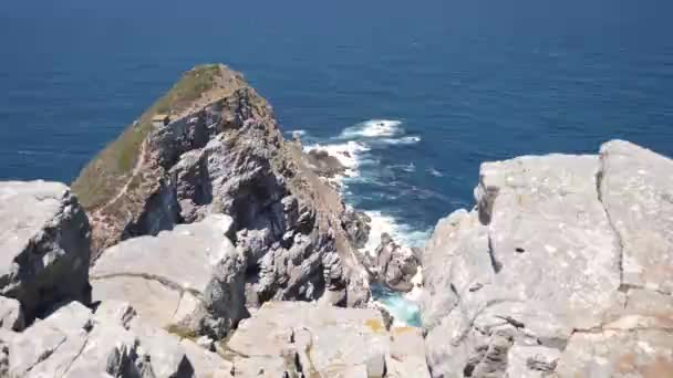 南アフリカ共和国ケープ半島のロッキー崖と青いきれいな水の4K映像 特定の動物や植物と岬ポイント自然保護区 — ストック動画