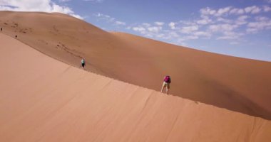 Namibya 'daki Sossusvlei' nin 4K hava aracı görüntüleri. Namib Çölü 'nün güney kısmında bulunan Deadvlei' nin havadan görünüşü. Büyük Baba kumulunun tepesine doğru yürüyorum. Sinematik Yüksek Kaliteli Görüntüler.