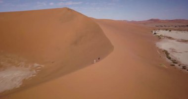 Namibya 'daki Sossusvlei' nin 4K hava aracı görüntüleri. Namib Çölü 'nün güney kısmında bulunan Deadvlei' nin havadan görünüşü. Büyük baba kumulu. Sinematik Yüksek Kaliteli Görüntüler.