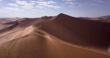 Namibya 'daki Sossusvlei' nin 4K hava aracı görüntüleri. Namib Çölü 'nün güney kısmında bulunan Deadvlei' nin havadan görünüşü. Büyük baba kumulu. Sinematik Yüksek Kaliteli Görüntüler.