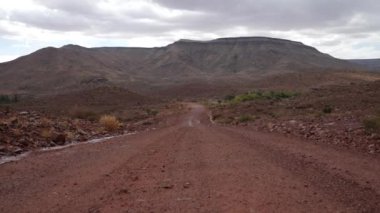 Namib Çölü 'nde tipik namibya çakıl yolu. Sandy ve Rocky manzarası, hiç kimse. Vahşi yaşam, dağlar. Namibya, Afrika 'da doğa. Yüksek kalite 4k görüntü