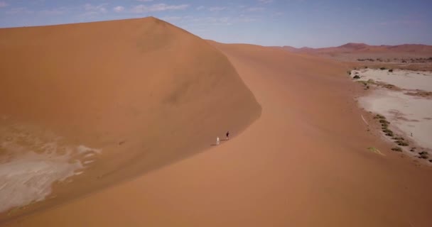 4Kナミビアのソスススススヴレイの空中ドローン映像 ナミブ砂漠の南部に位置するデアドレイの空中ビュー ビッグ デューン 映画高品質の映像 — ストック動画