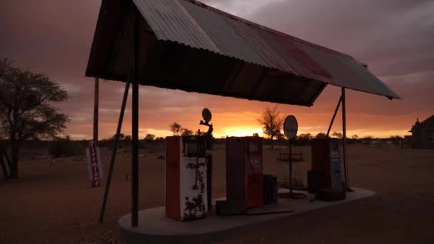 Alte Verlassene Tankstelle Bei Sonnenuntergang Rostige Kaputte Geschlossene Benzinpumpe Der — Stockvideo