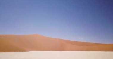 Deadvlei 'deki ölü akasya ağaçlarının 4K hava aracı görüntüleri. Sossusvlei 'de kırmızı çöl kum tepecikli kuru kil tavası ya da Namibya' da Susriem. Namib Çölü ve Büyük Baba kum tepesi. Sinematik Yüksek Kaliteli Görüntüler.