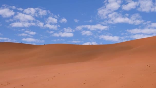Orange Öken Med Blå Himmel Med Små Moln Röda Sanddyner — Stockvideo