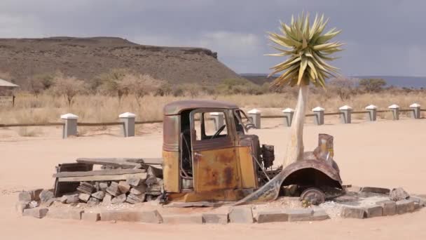 在纳米比亚Solitaire的小绿洲定居点附近 被遗弃和生锈的汽车 纳米布沙漠的老式汽车失事 高质量的4K镜头 — 图库视频影像